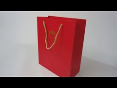 제조업체의 로고가 있는 종이 봉지